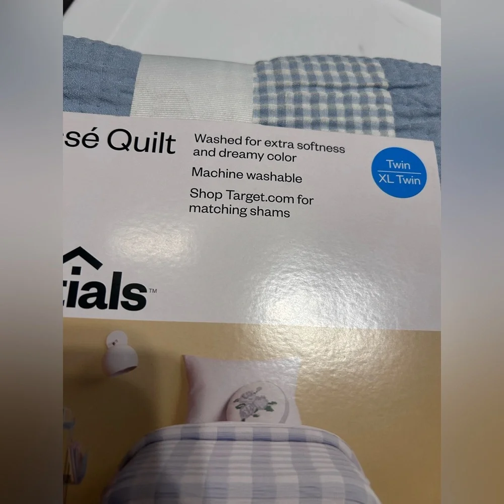 Room Essentials Twin/Twin XL Matelassé Quilt lightweight blue plaid pattern new